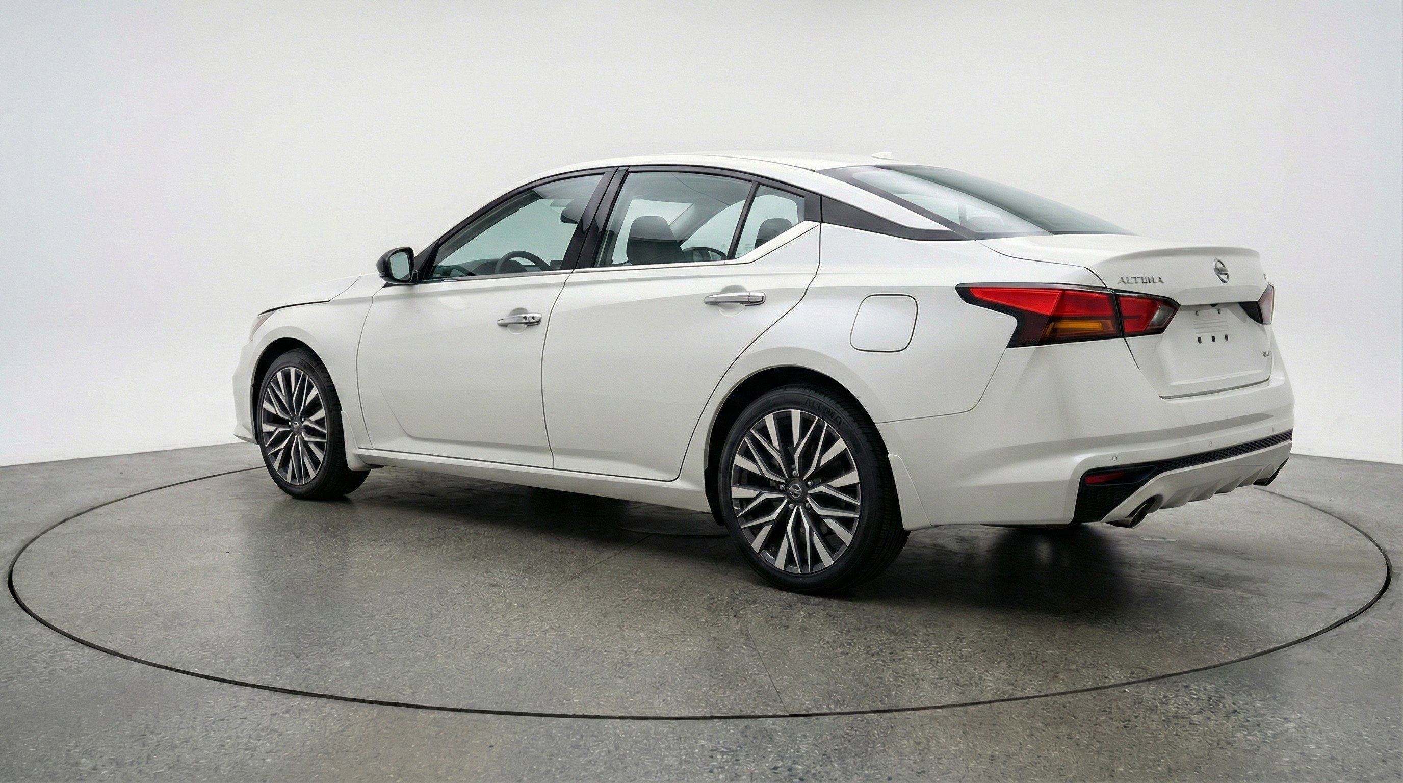 Used 2025 Nissan Altima 2.5 SV FWD image 6
