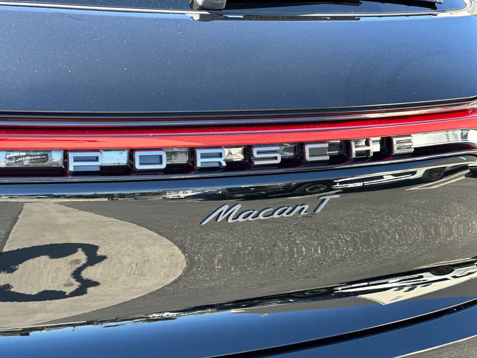 Certified 2023 Porsche Macan Turbo AWD/4WD image 31