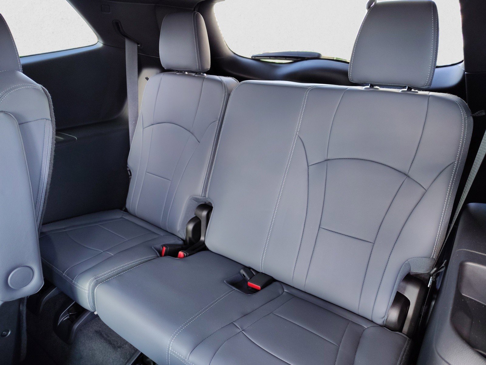 Used 2023 Buick Enclave Essence image 19