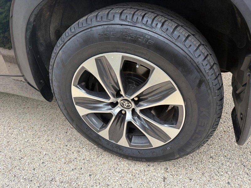 Used 2024 Toyota Highlander XLE image 17