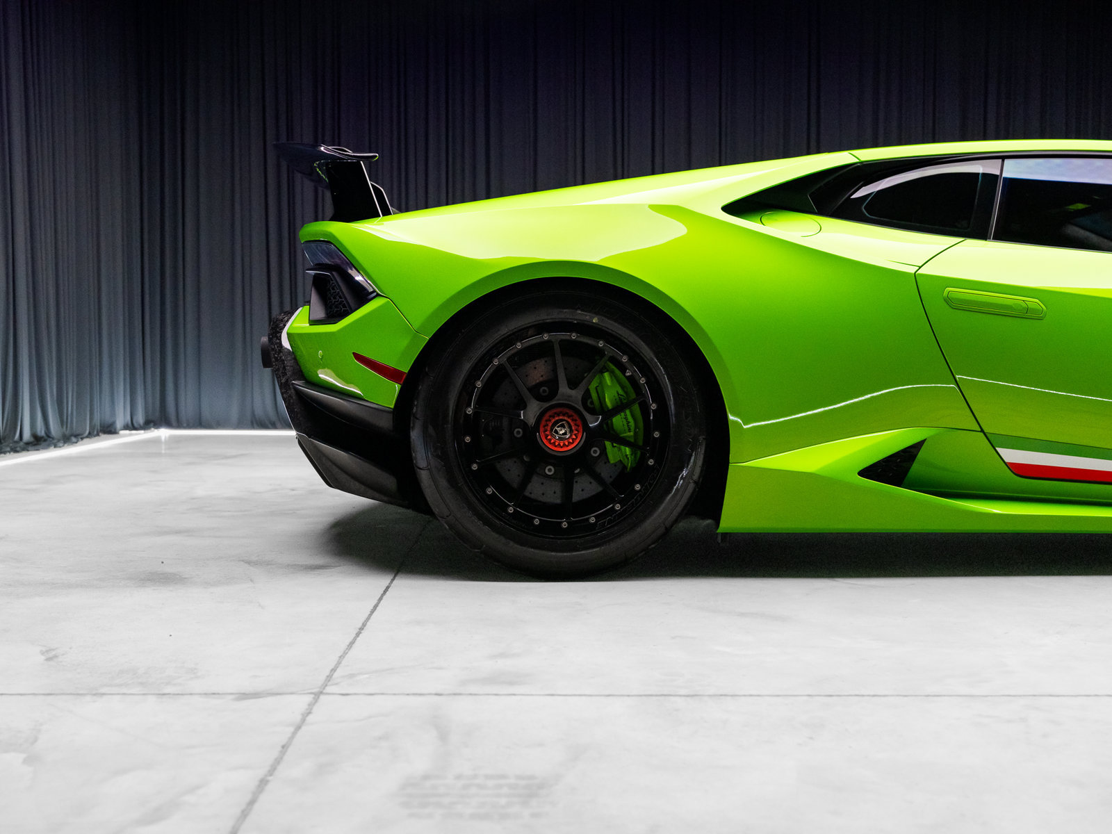 Used 2018 Lamborghini Huracan Performante AWD/4WD image 31