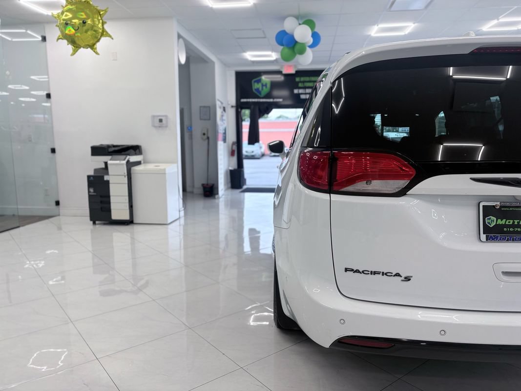 Used 2020 Chrysler Pacifica Touring-L w/ Advanced Safetytec Group AWD/4WD image 13