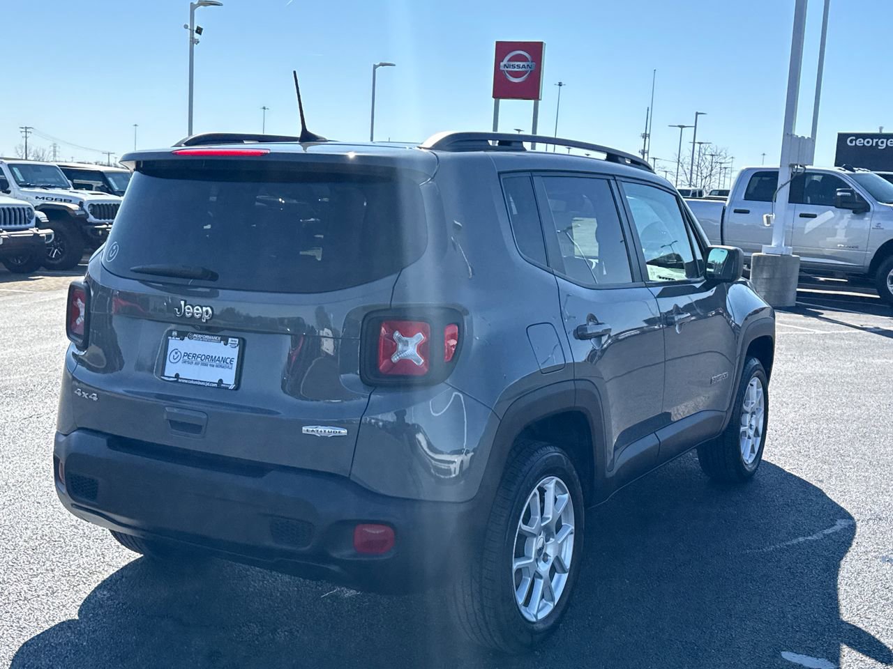 Used 2022 Jeep Renegade Latitude w/ Convenience Group AWD/4WD image 3