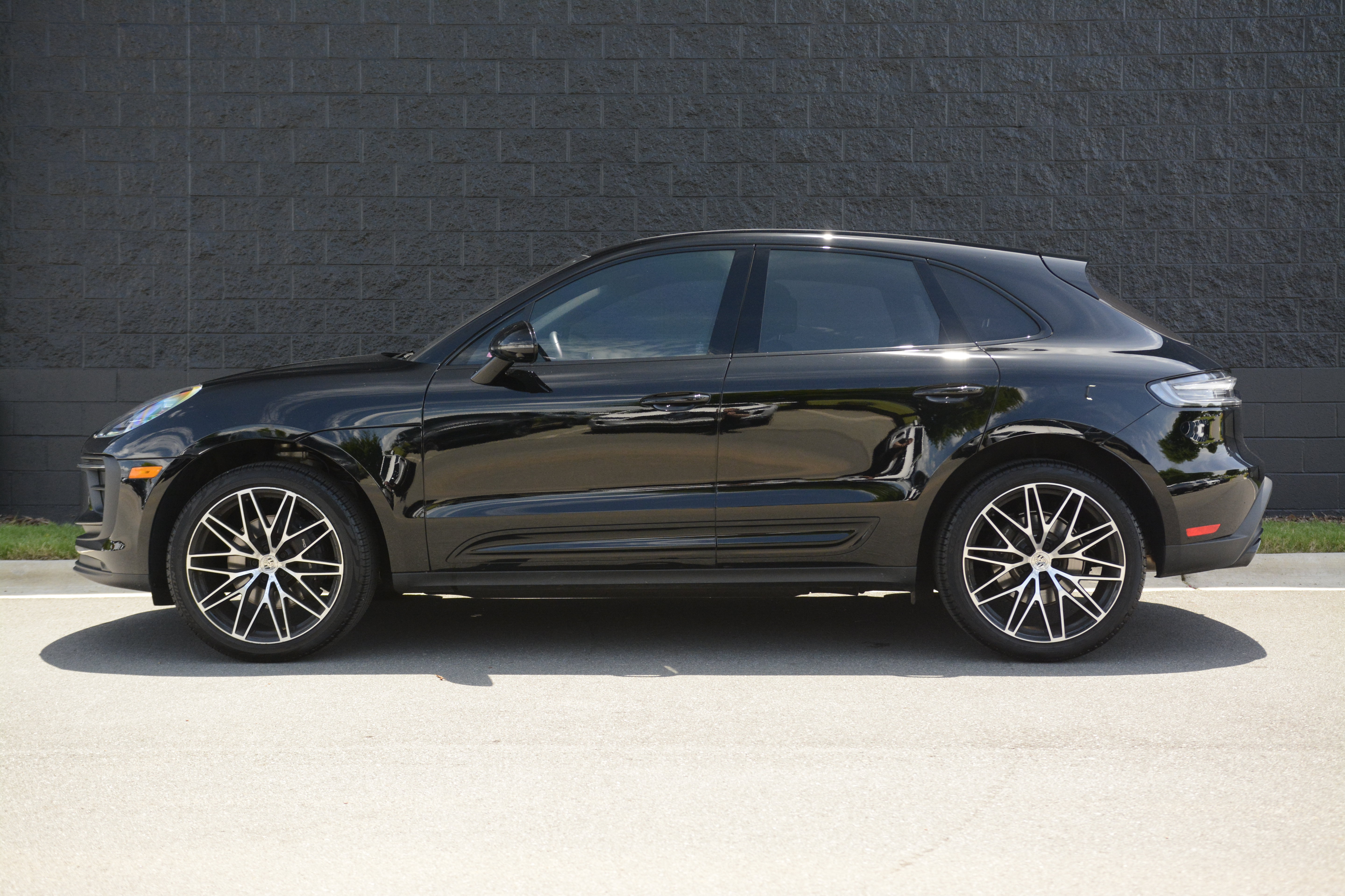 Certified 2026 Porsche Macan AWD/4WD image 2