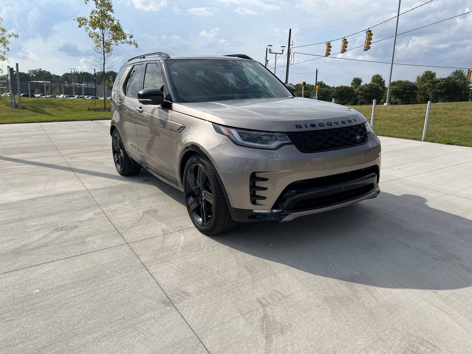 Used 2025 Land Rover Discovery Dynamic SE AWD/4WD image 2