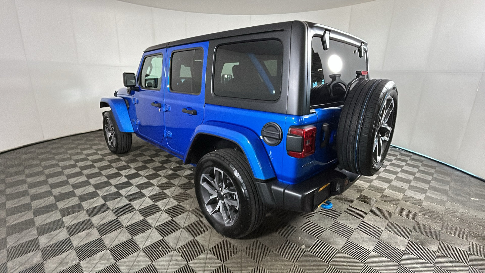 Used 2024 Jeep Wrangler Unlimited w/ Convenience Group AWD/4WD image 5