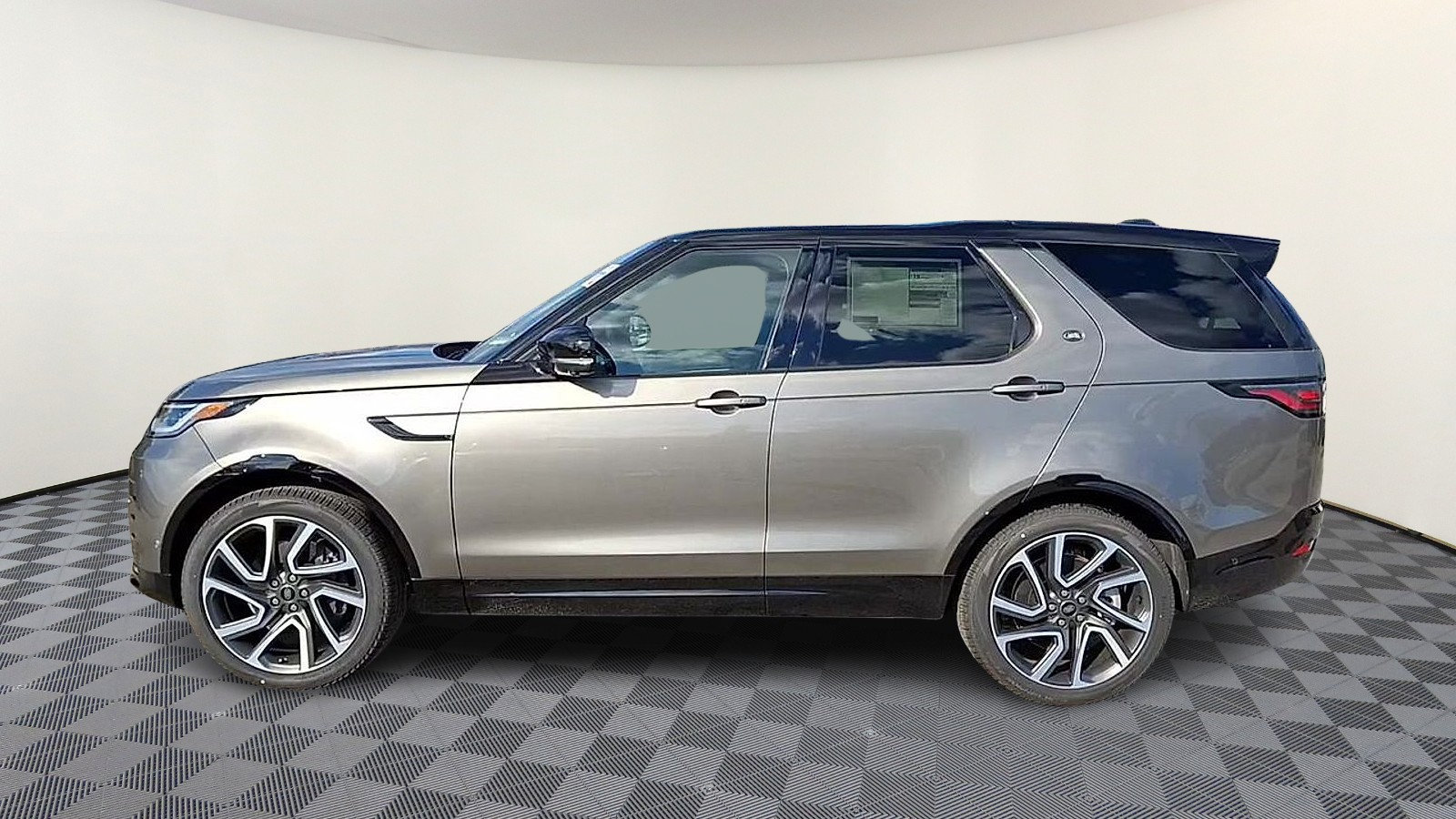 Used 2024 Land Rover Discovery Dynamic SE AWD/4WD image 5