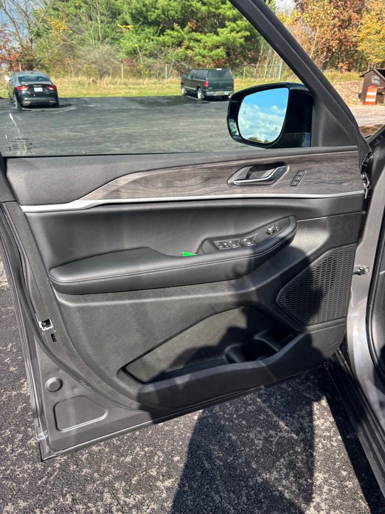 Used 2025 Jeep Grand Cherokee Limited w/ Black Appearance Package AWD/4WD image 10