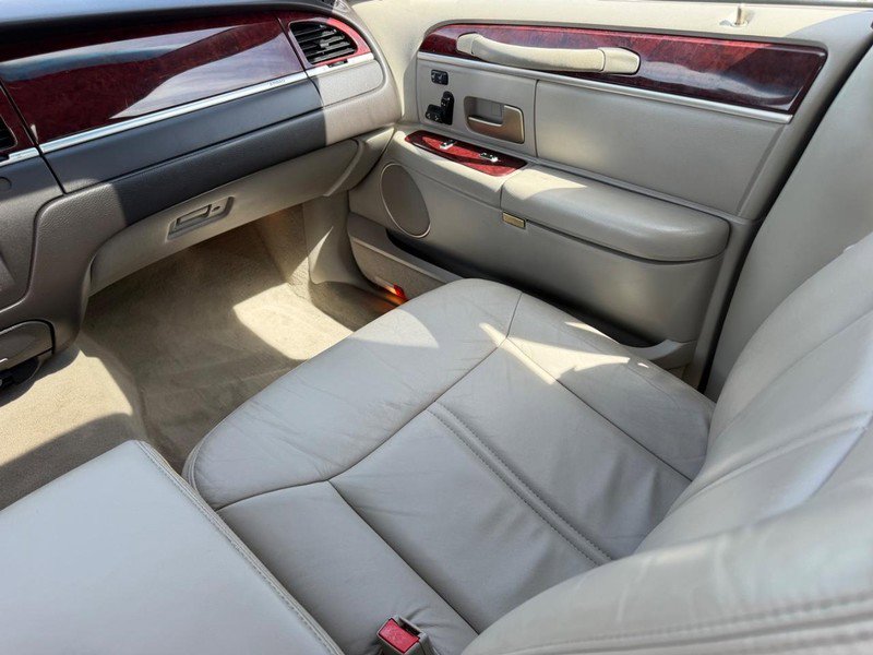 Used 2005 Lincoln Town Car Signature Limited image 16