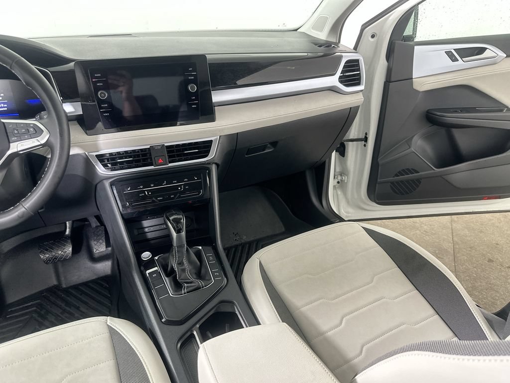Used 2025 Volkswagen Taos SE FWD image 19