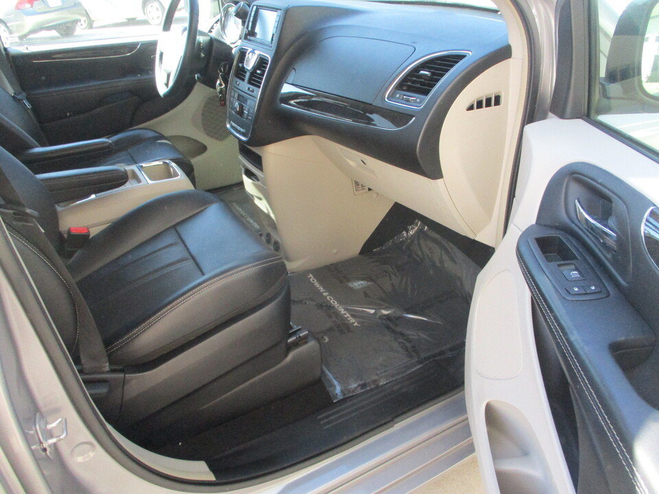 Used 2015 Chrysler Town & Country Touring FWD image 18