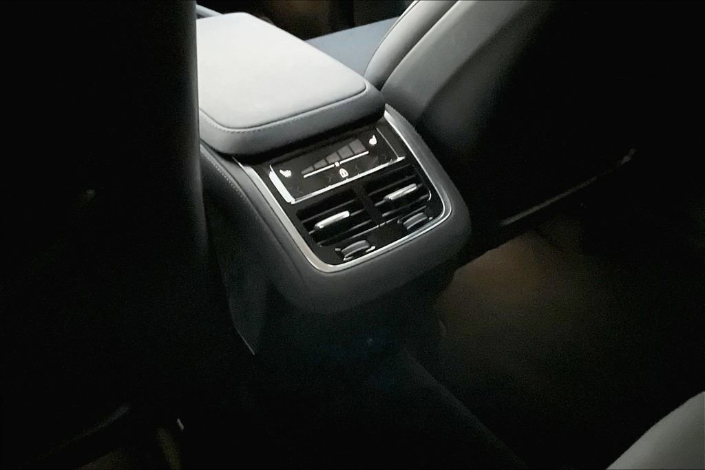 Used 2025 Volvo XC90 B6 Plus image 23