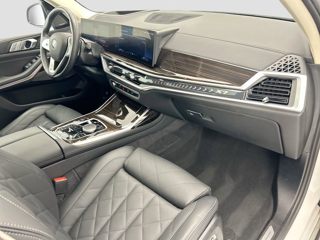 Used 2026 BMW X7 xDrive40i AWD/4WD image 16