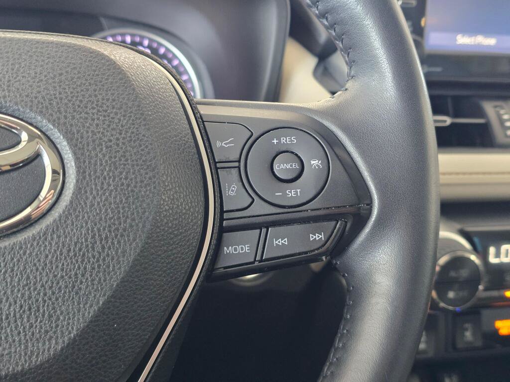 Used 2019 Toyota RAV4 XLE Premium AWD/4WD image 25