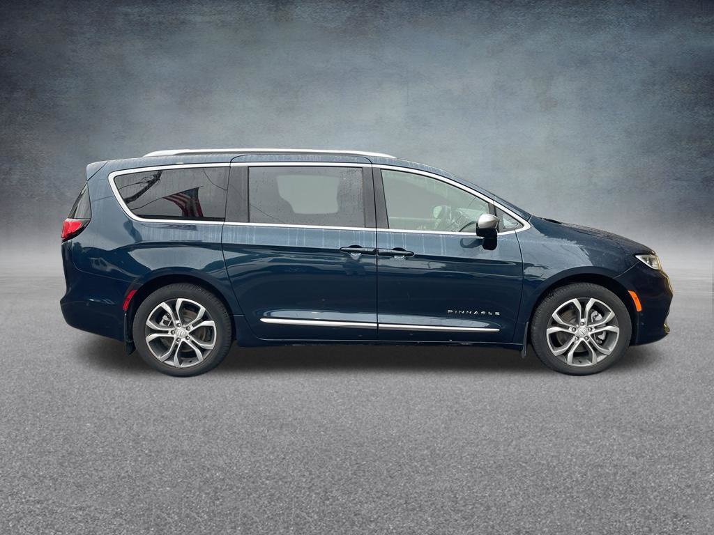 Used 2025 Chrysler Pacifica Pinnacle AWD/4WD image 10