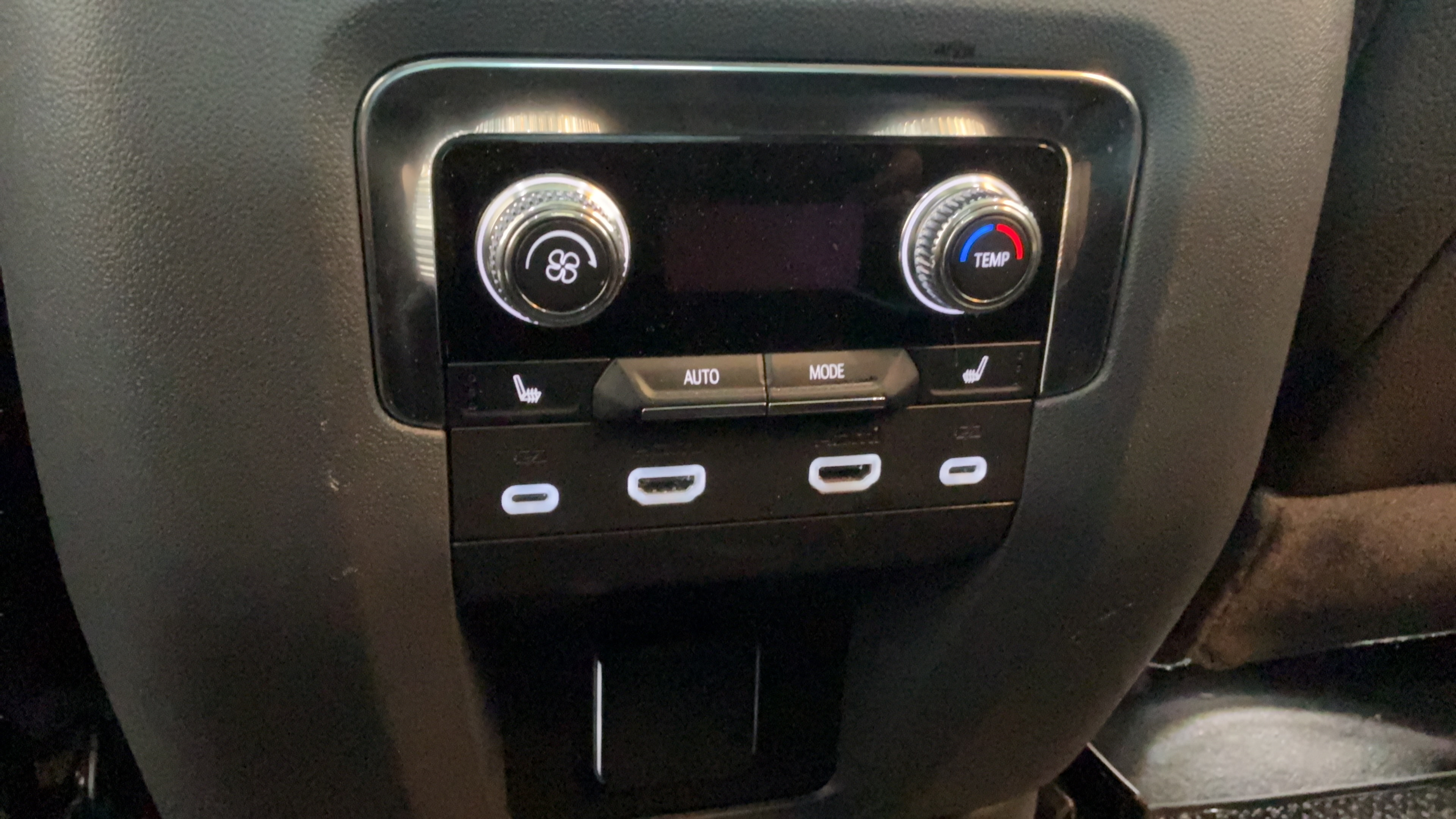 Used 2024 GMC Yukon Denali w/ Advanced Technology Package AWD/4WD image 36