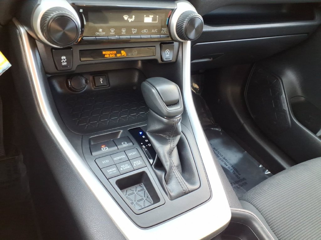 Used 2020 Toyota RAV4 LE w/ All Weather Liner Package AWD/4WD image 16