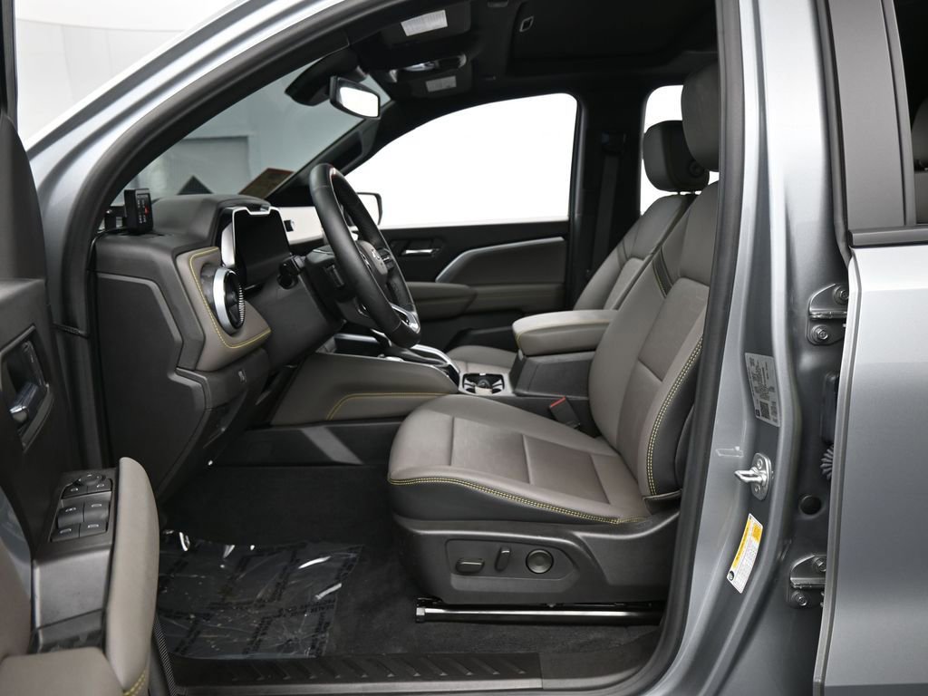 Used 2025 Chevrolet Colorado ZR2 w/ Technology Package AWD/4WD image 11