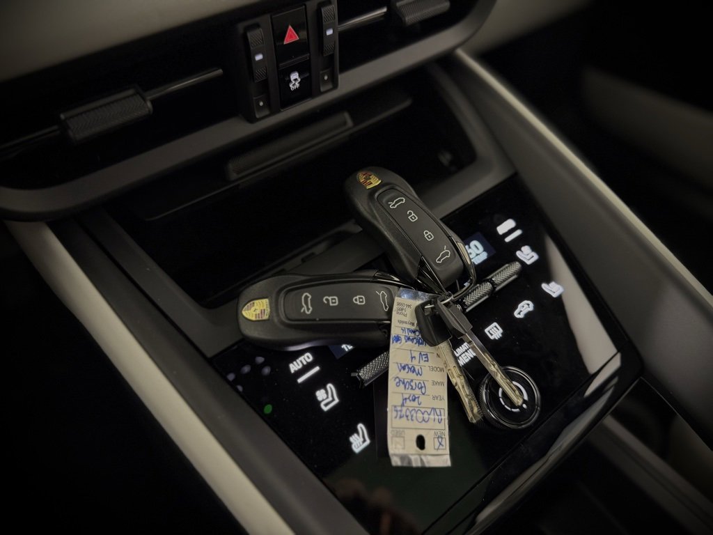 New 2024 Porsche Macan 4 Electric image 28