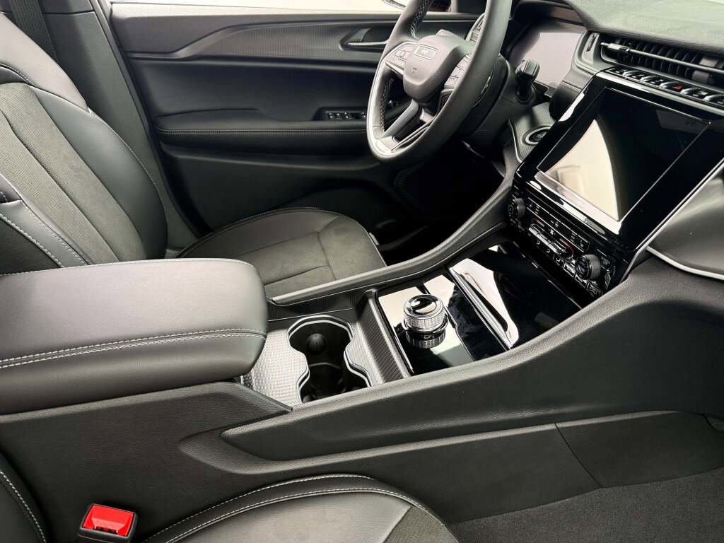 New 2025 Jeep Grand Cherokee Altitude image 21