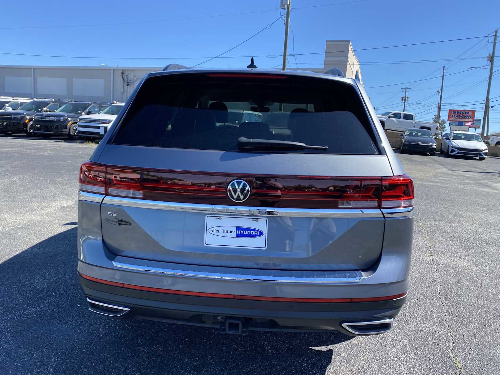 Used 2024 Volkswagen Atlas SE w/ Black Wheel Package image 6