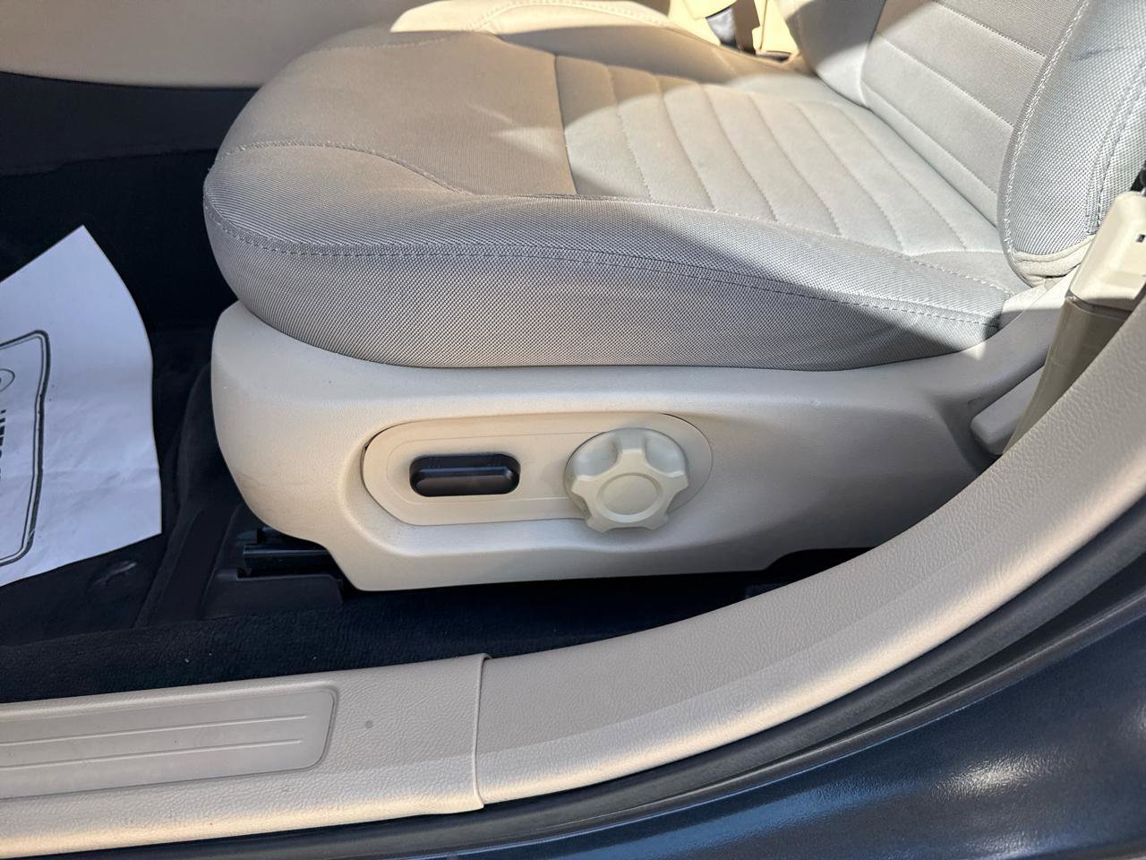 Used 2017 Ford Taurus SE FWD image 11