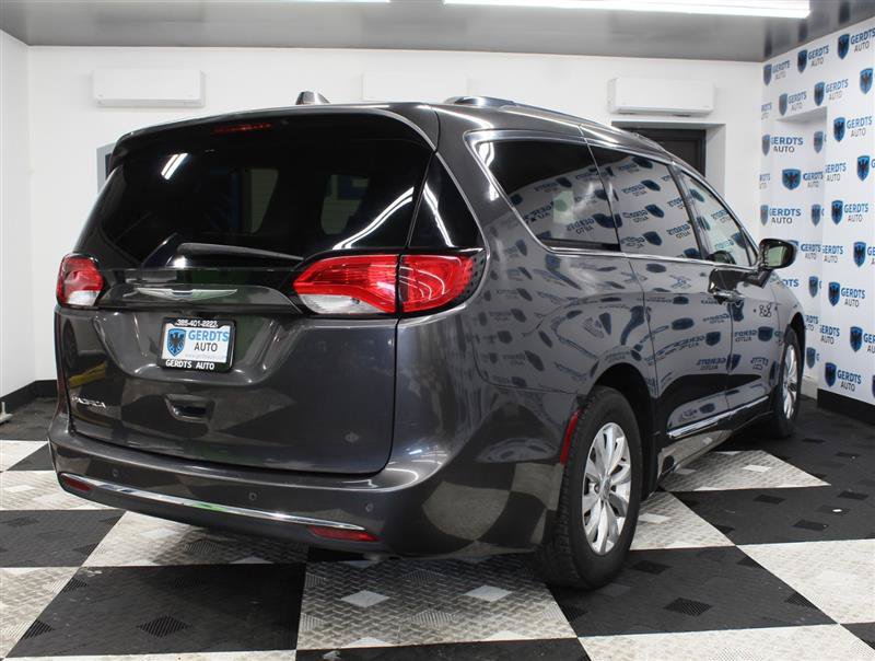 Used 2018 Chrysler Pacifica Touring-L FWD image 4