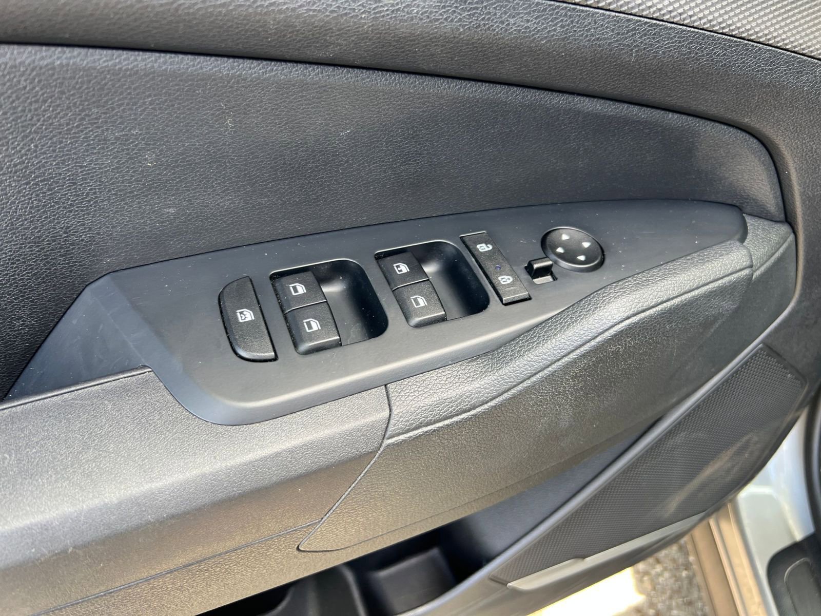 Used 2025 Kia Sportage LX FWD image 18