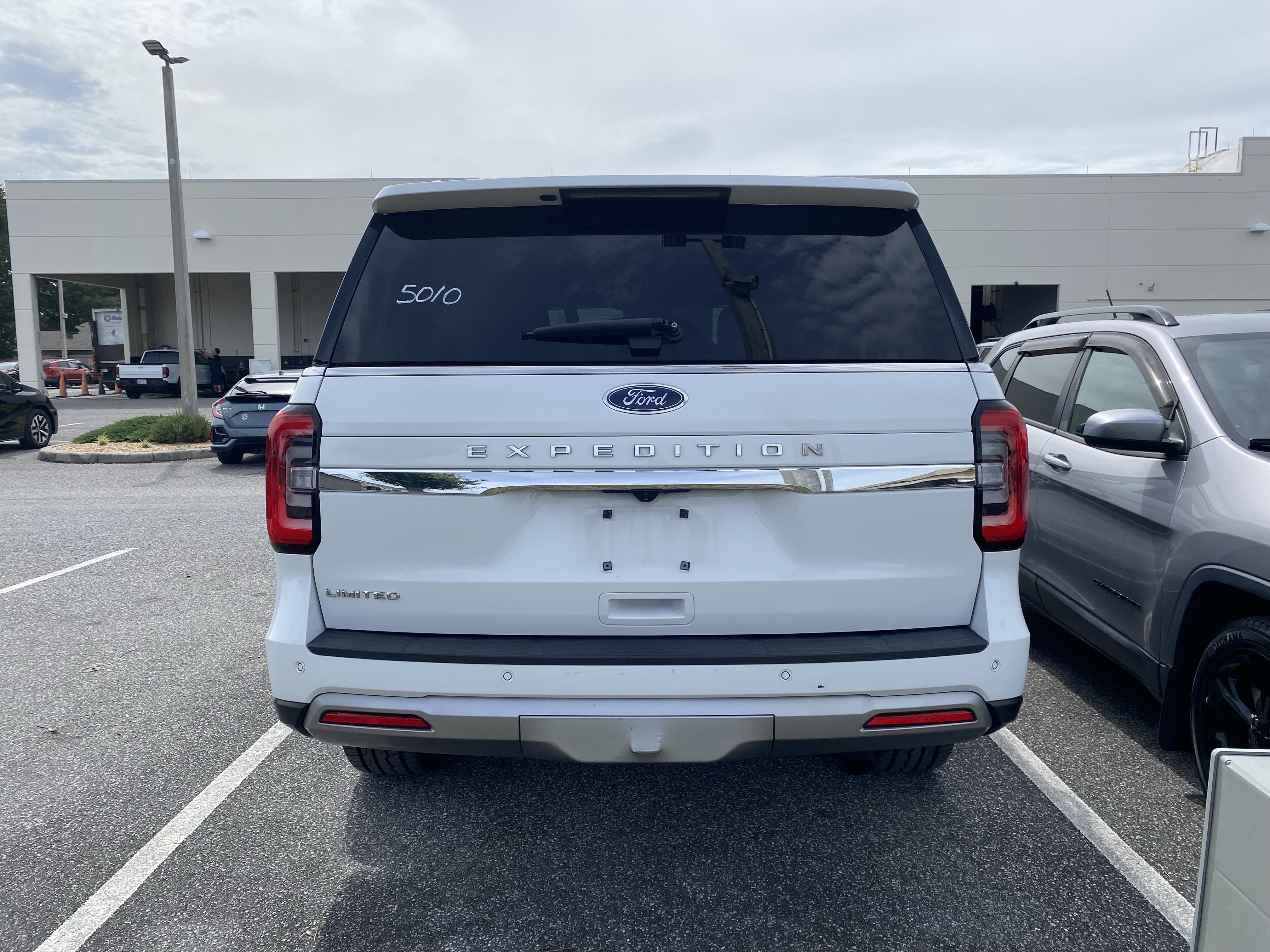 Used 2023 Ford Expedition Limited AWD/4WD image 9