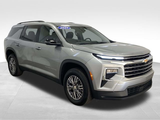 Used 2025 Chevrolet Traverse LT image 3