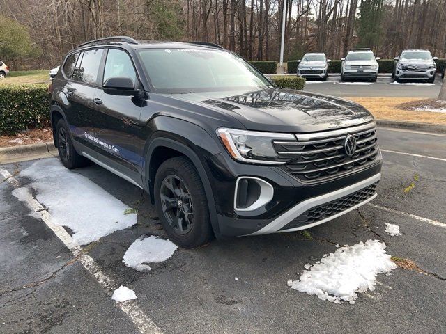 Used 2025 Volkswagen Atlas Peak Edition SE image 3