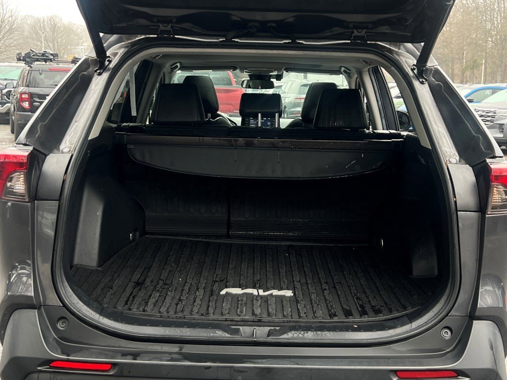 Used 2021 Toyota RAV4 XLE Premium image 11