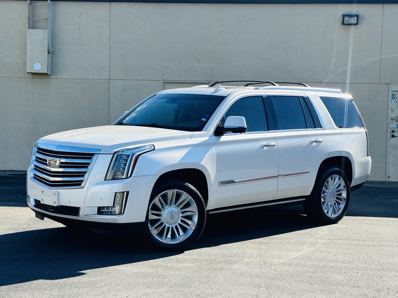 Used 2015 Cadillac Escalade Platinum image 4