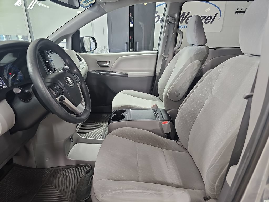 Used 2018 Toyota Sienna LE w/ Carpet Mat Package FWD image 19