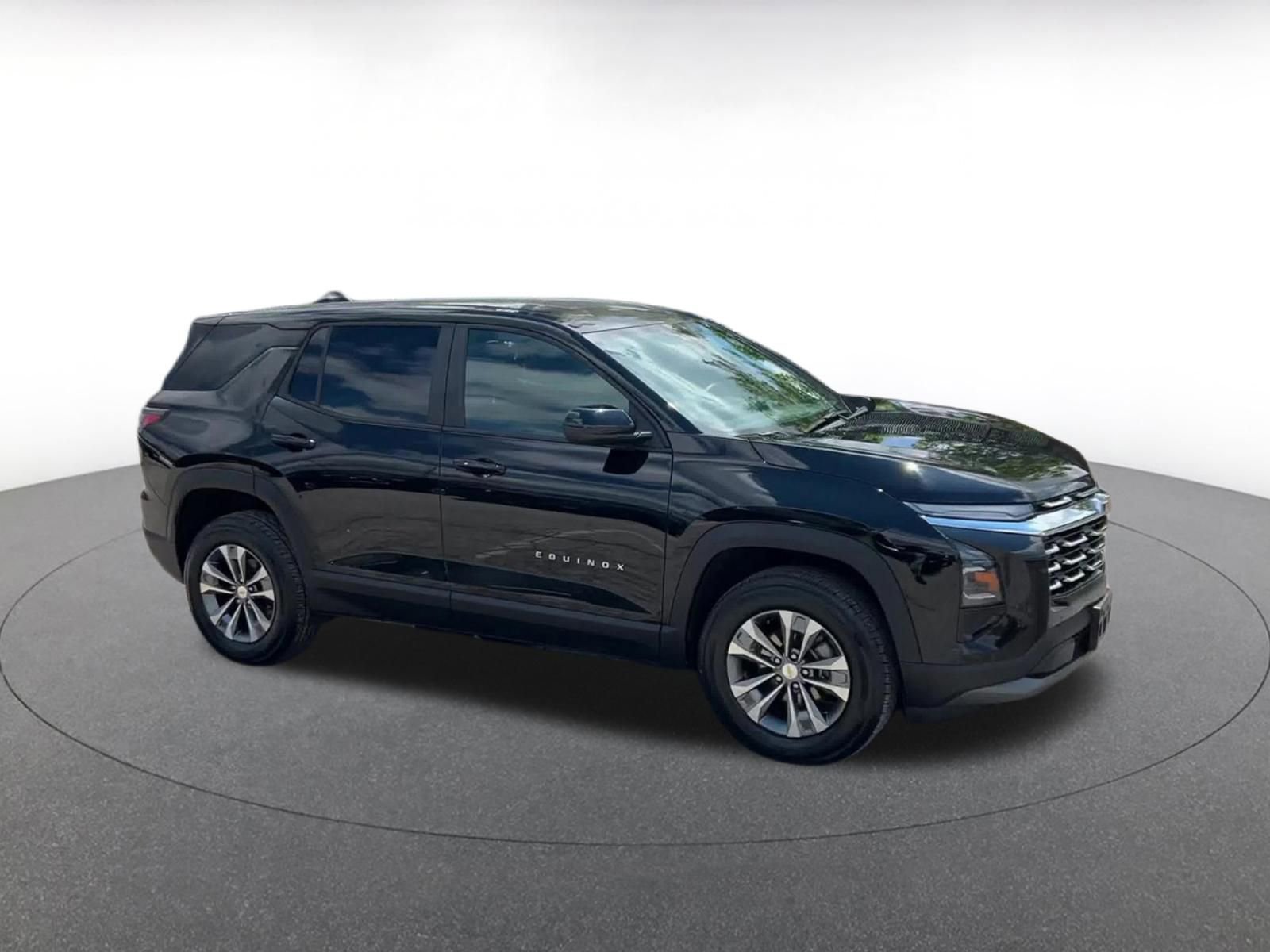 Used 2025 Chevrolet Equinox LT FWD image 2