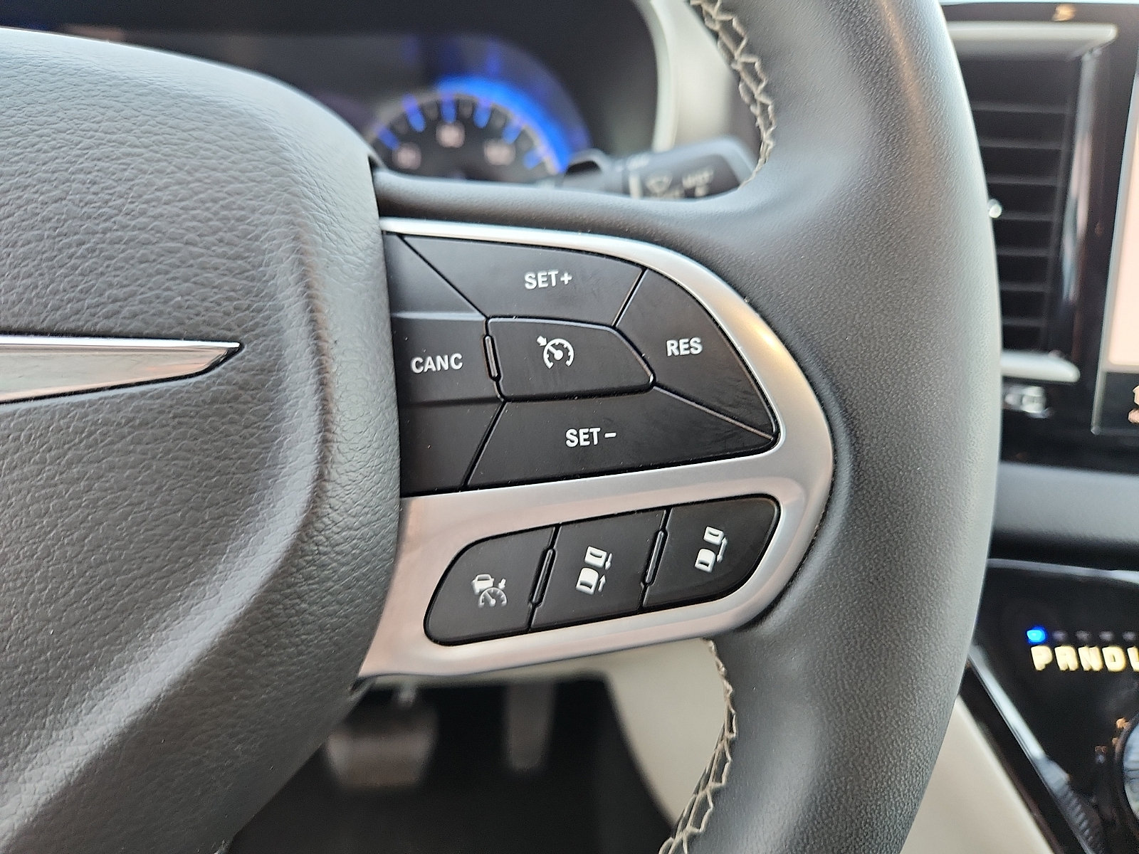 Used 2023 Chrysler Pacifica Touring-L FWD image 15