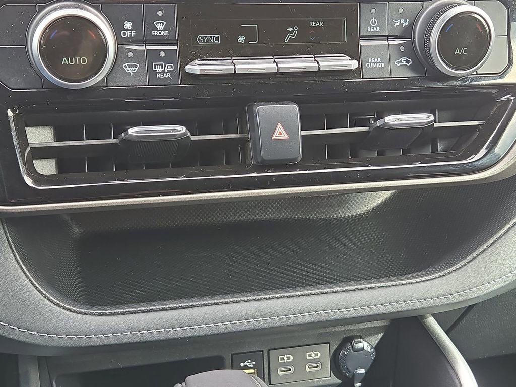 Used 2024 Toyota Highlander LE image 36
