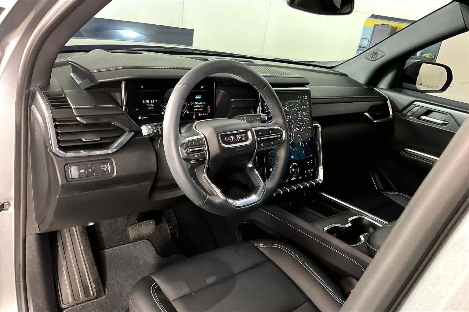 Used 2025 GMC Acadia Elevation w/ Elevation Premium Package FWD image 17