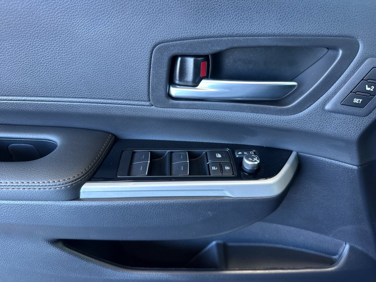 Used 2026 Toyota Sienna Platinum AWD/4WD image 11