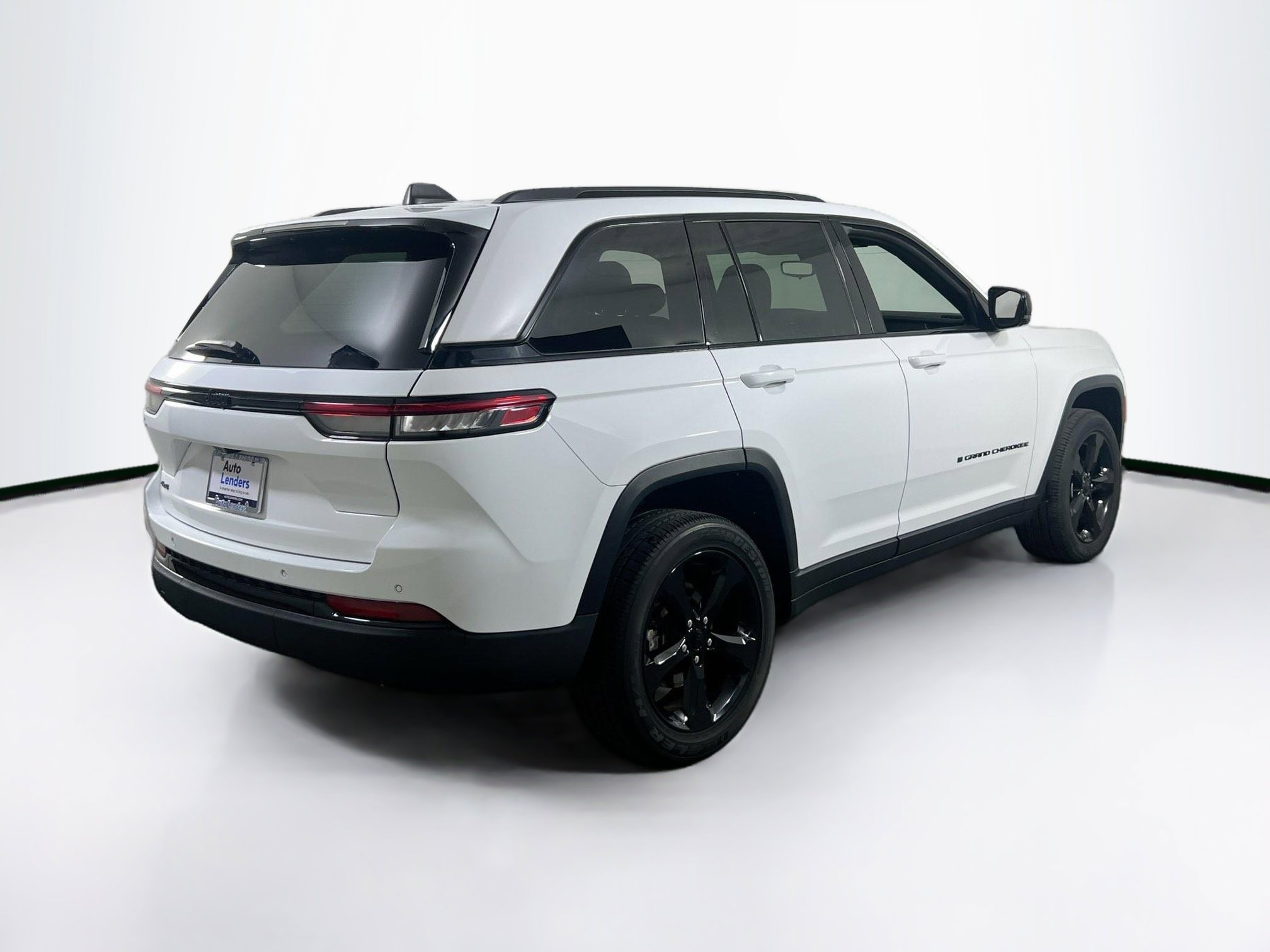 Used 2023 Jeep Grand Cherokee Altitude image 5