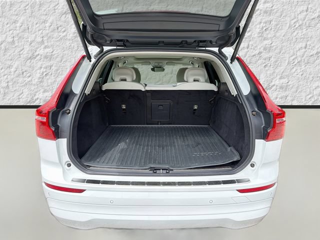 Used 2022 Volvo XC60 B5 Momentum w/ Protection Package Premier FWD image 12