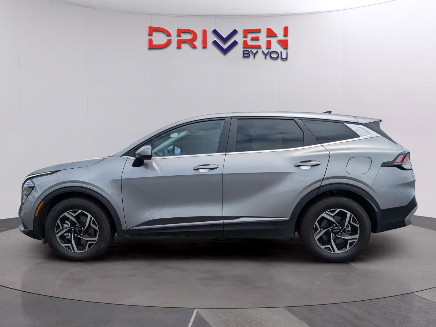 Used 2025 Kia Sportage LX FWD image 2
