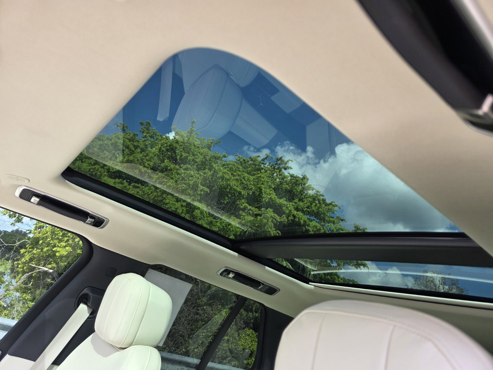 Certified 2024 Land Rover Range Rover SE image 13