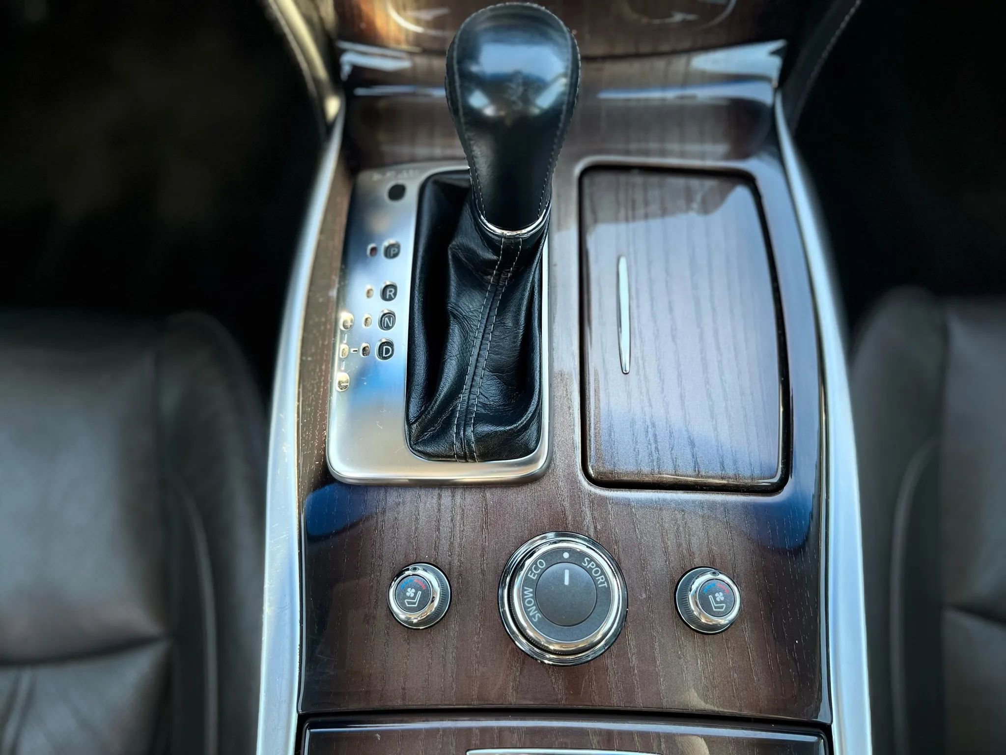 Used 2012 INFINITI M37 x w/ Deluxe Touring Pkg image 16