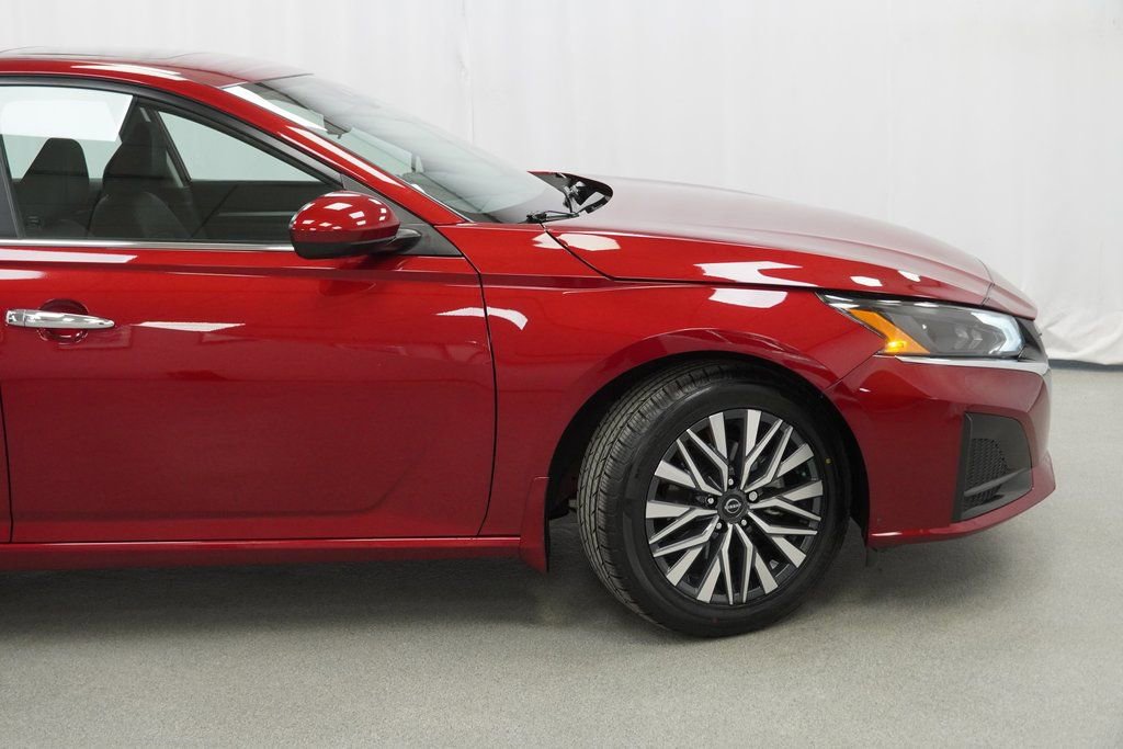 Used 2023 Nissan Altima 2.5 SV w/ SV Premium Package image 11
