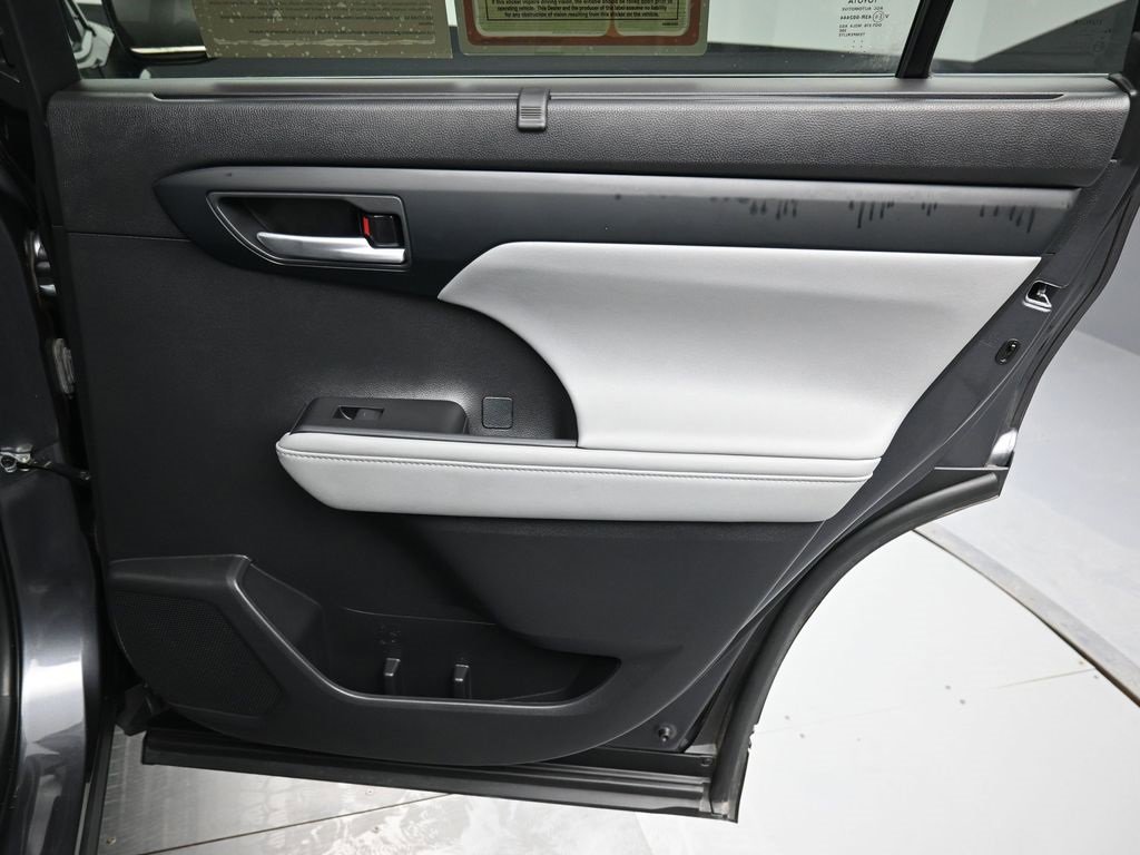 Used 2023 Toyota Highlander XLE image 35