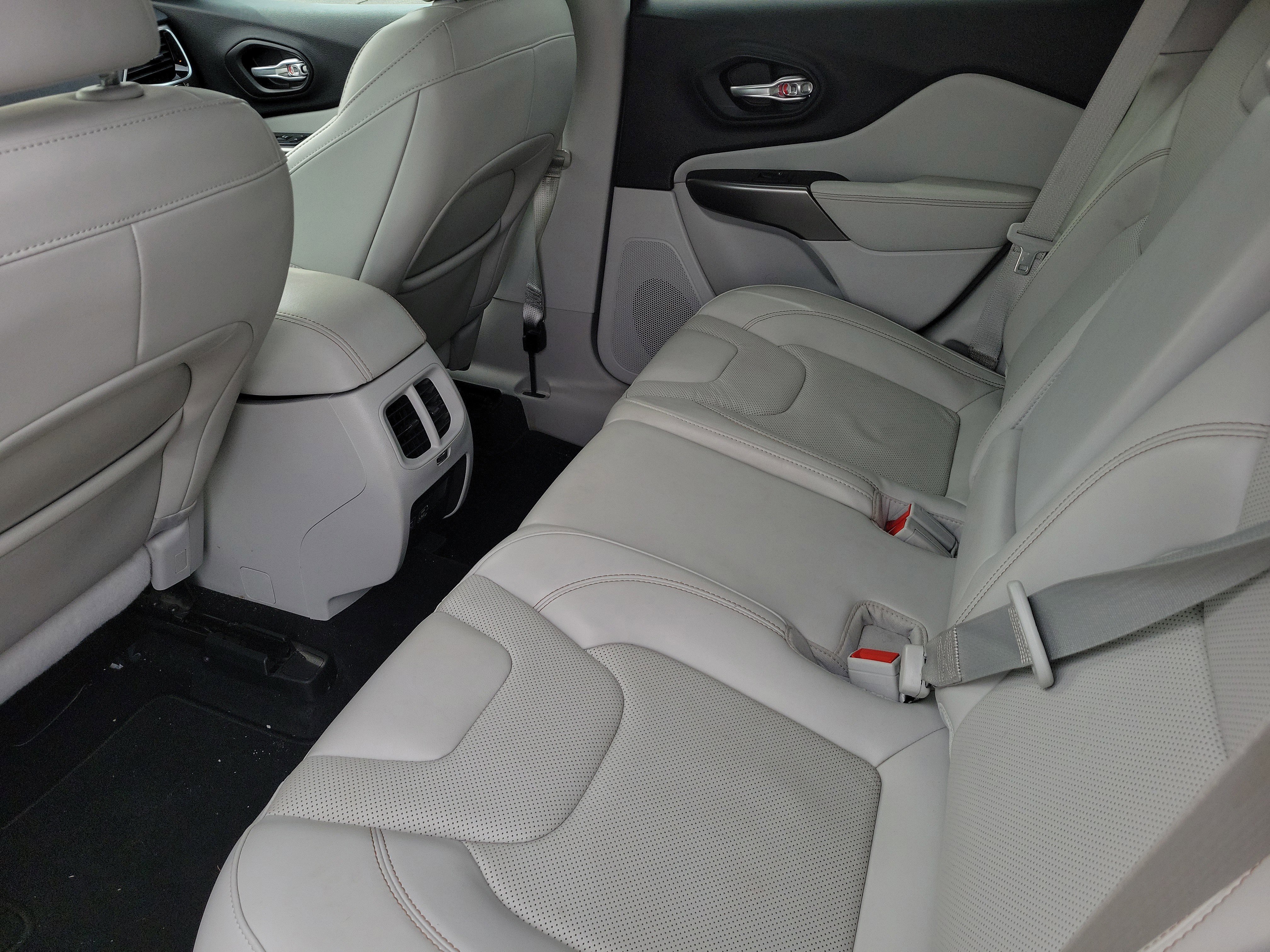 Used 2021 Jeep Cherokee Limited image 11