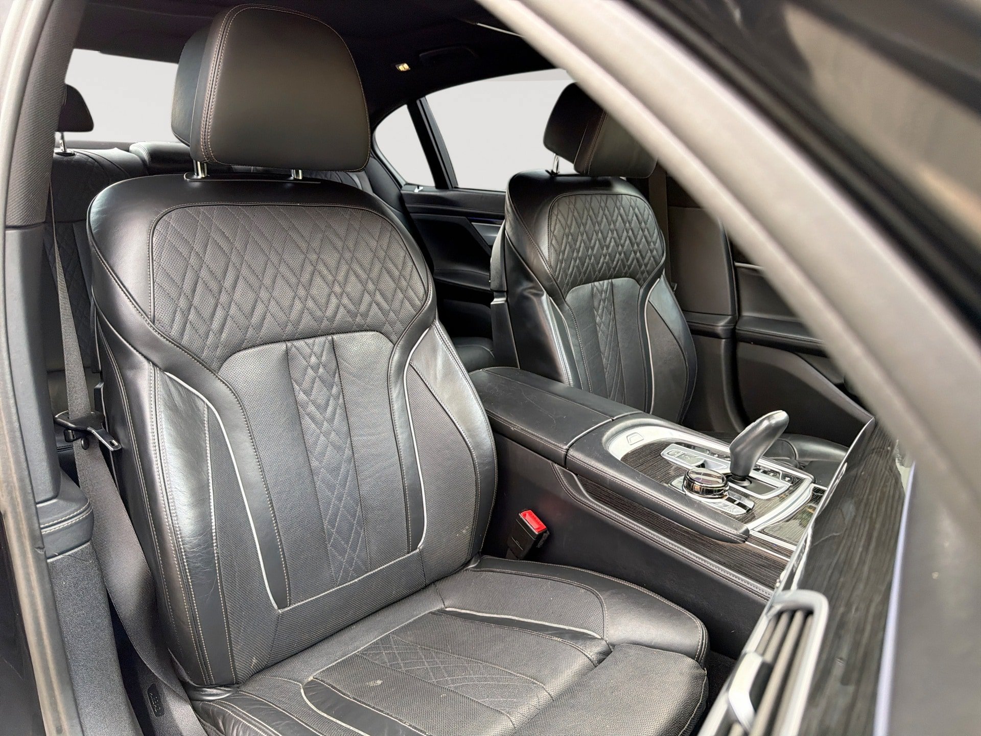 Used 2018 BMW 750i w/ Executive Package RWD image 28