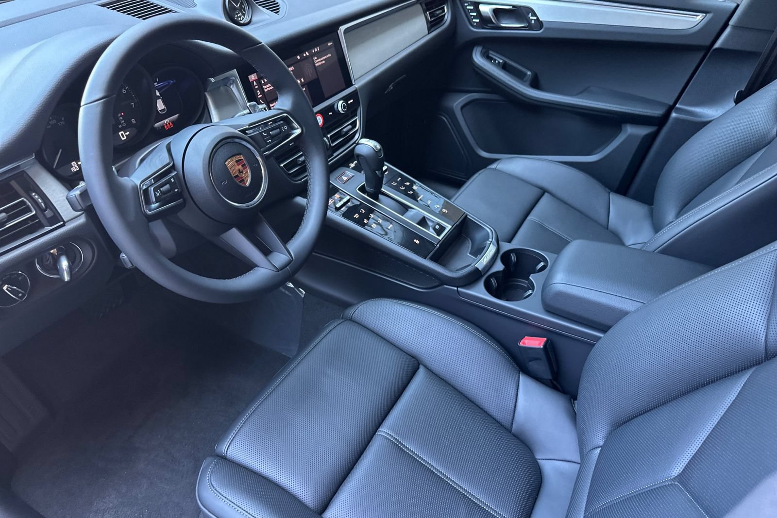 New 2026 Porsche Macan AWD/4WD image 4