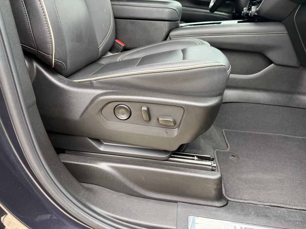 Used 2025 Chevrolet Suburban Premier image 25